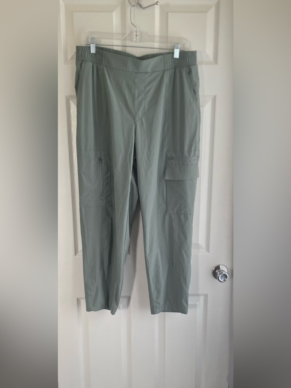 Women’s Lightweight Cargo Pants in Sage Green